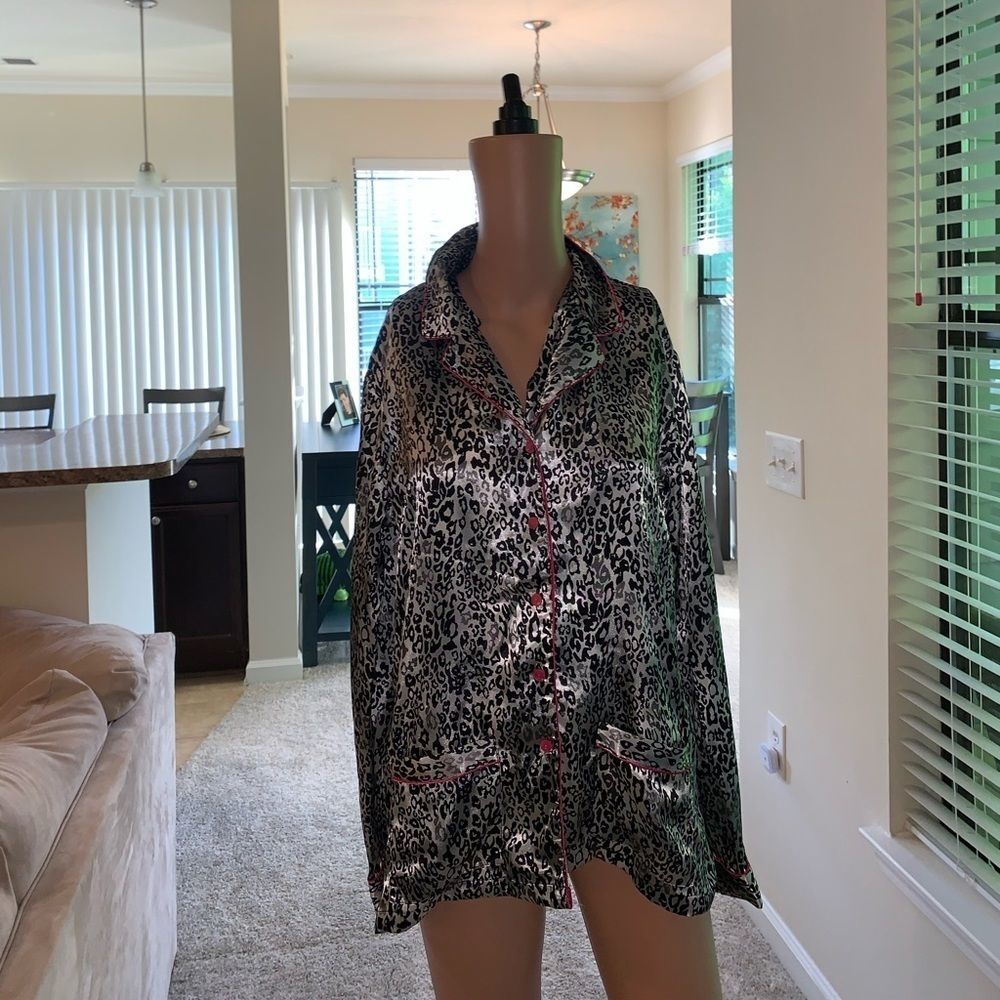 🌸3/$30🌸 Ambrielle Cheetah Print Button Down Top size M - Picture 1 of 8